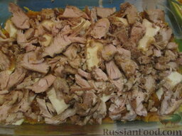 Рисовая запеканка: Выложите кусочки готового мяса (отварного или запеченного).
