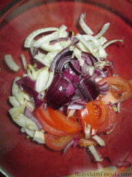 Салат с фенхелем: Добавить лук, лучше фиолетовый, он нежнее, нарезанный четвртькольцами.