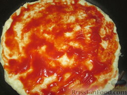 Быстрая "пицца" на сковороде: Смазать небольшим количеством томатной пассаты или томатным соусом.