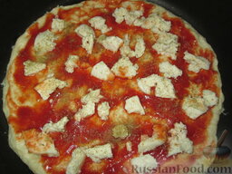 Быстрая "пицца" на сковороде: Выложить ломтики сыра, чуть-чуть подсолить и посыпать орегано.