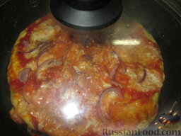 Быстрая "пицца" на сковороде: Запекать на сковороде, под крышкой. Первые минуты на сильном огне, затем убавить огонь и довести до готовности, около 12 минут.