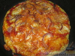 Быстрая "пицца" на сковороде: Когда пицца подрумянится снизу и сыр расплавится, наша пицца на сковороде готова!  Приятного аппетита!
