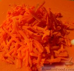Капуста, тушенная с ребрышками и фасолью: Морковь потрите на терке.