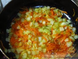 Капуста, тушенная с ребрышками и фасолью: В той же сковороде с остатками жира обжарьте лук и морковь до золотистости.