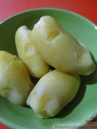 Оладьи из вареного картофеля и сыра фета: Картофель отварите, дайте полностью остыть, а затем почистите.