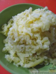 Оладьи из вареного картофеля и сыра фета: Полностью остывший картофель потрите на крупной терке.
