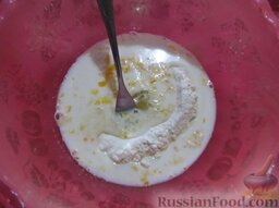 Оладьи из вареного картофеля и сыра фета: В миске смешайте муку, соль и разрыхлитель. Добавьте яйцо и молоко.