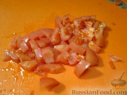Салат из помидоров и фасоли: Помидоры порежьте кубиками.