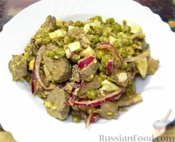 Салат из куриной печени и зеленого горошка: Перед подачей охладите салат в холодильнике.