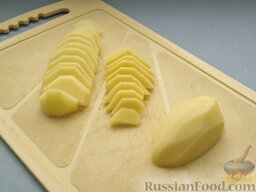 Салат с ветчиной и картофелем, под душистым грибным маслом: Очистить и нарезать аккуратными тонкими ломтями картофель.