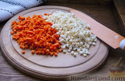 Соус болоньезе: Затем так же мелко порубите морковь и сельдерей.