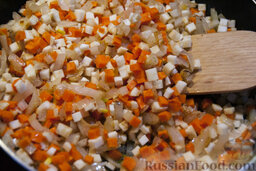 Соус болоньезе: Когда подзолотится лук, закидывайте кусочки моркови и сельдерея. Накройте крышкой и протомите овощи на небольшом огне минут 7-10.