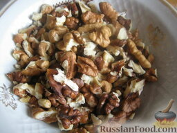 Витаминная смесь из сухофруктов, меда и орехов: Очистить грецкие орехи.