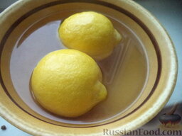 Витаминная смесь из сухофруктов, меда и орехов: Вскипятить чайник. Лимоны вымыть, ошпарить кипятком. Разрезать на кусочки, вынуть косточки.