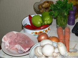 Суп со свининой,  шампиньонами и  болгарским перцем: Подготовить продукты. Репчатый лук, морковь и картофель почистить. Болгарский перец освободить от семян.