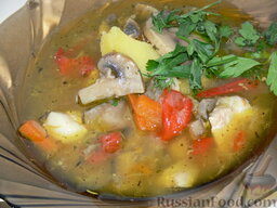 Суп со свининой,  шампиньонами и  болгарским перцем: При подаче посыпать свежей зеленью.  Приятного аппетита!