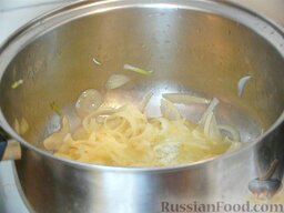 Суп со свининой,  шампиньонами и  болгарским перцем: К обжаренному луку отправляем сливочное масло и даём ему растопиться.