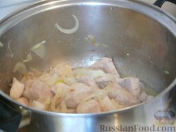 Суп со свининой,  шампиньонами и  болгарским перцем: После чего в ёмкость отправить подготовленное мясо и перемешать. Накрываем крышкой и тушим на медленном огне в течении 20 минут.