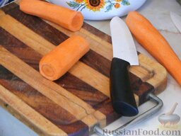 Суп со свининой,  шампиньонами и  болгарским перцем: Морковь нарезать брусочками.