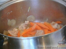 Суп со свининой,  шампиньонами и  болгарским перцем: Морковь выкладываем в кастрюлю, добавить соль и специи по вкусу. Перемешиваем, накрываем крышкой и тушим ещё 10 минут.