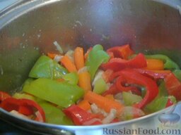 Суп со свининой,  шампиньонами и  болгарским перцем: Нарезаем болгарский перец и через 10 минут отправляем его тушить.