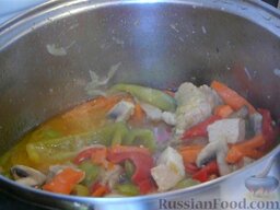 Суп со свининой,  шампиньонами и  болгарским перцем: Через 5 минут к остальным ингредиентам отправить резаные шампиньоны. Перемешиваем и готовим ещё 15 минут.