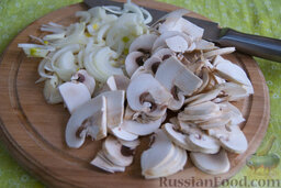 Слоеный салат с куриной печенью «Одуванчики»: Сначала приготовьте печёночно-грибной слой, чтобы у него было время охладиться. Для этой прослойки лук и грибы нужно произвольно порезать.