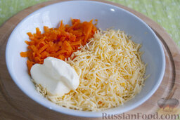 Слоеный салат с куриной печенью «Одуванчики»: Следующая прослойка - это потёртая морковь и сыр, смешанные с половиной майонеза.