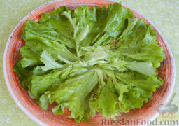 Слоеный салат с куриной печенью «Одуванчики»: Начинайте собирать салат в блюдо, украсив его листьями салата.