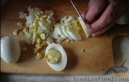 Салат "Ваксялям": Нарезаем кубиком яйца.