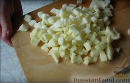 Салат "Ваксялям": Нарезаем кубиком яблоки, сбрызгиваем их соком лимона для того, чтобы они не потемнели.