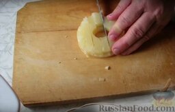 Салат "Ваксялям": Нарезаем кубиком ананасы.