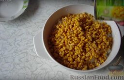 Салат "Ваксялям": Добавляем консервированную кукурузу.