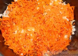 Солянка из свежей капусты с рисом и сосисками: Затем добавить обжаренные морковь и лук. Закрыть крышкой. И тушить на среднем огне 25-30 минут