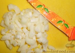 Солянка из свежей капусты с рисом и сосисками: Почистить лук и нарезать кубиками.