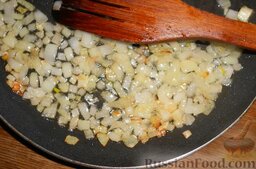Солянка из свежей капусты с рисом и сосисками: Разогреть сковороду, обжарить лук на небольшом количестве растительного масла.