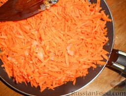 Солянка из свежей капусты с рисом и сосисками: Затем в сковороду с луком добавить морковь.