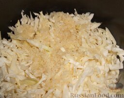 Солянка из свежей капусты с рисом и сосисками: Сверху высыпать рис.