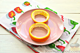Фруктовый салат к 8 Марта «С добрым утром, дорогая!»: Апельсиновые кольца выкладываем на тарелку в форме числа 8.