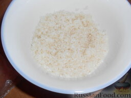 Урамаки-роллы с семгой и икрой мойвы: Прежде всего необходимо сварить рис для роллов.   Промыть рис под холодной водой (промывать, пока вода не станет прозрачной).