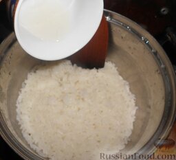 Урамаки-роллы с семгой и икрой мойвы: Влить заправку в рис и аккуратно перемешать. Оставить рис, чтобы он остыл.
