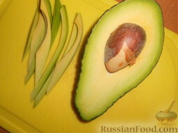 Урамаки-роллы с семгой и икрой мойвы: Разрезать авокадо, очистить от грубой кожуры и нарезать полосочками.