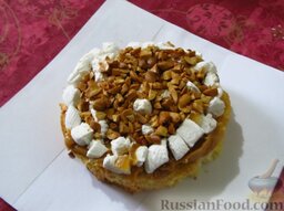"Шифоновый" торт с арахисом и зефиром: Посыпьте рубленым арахисом (примерно 2/3 от общего количества).