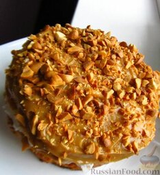 "Шифоновый" торт с арахисом и зефиром: Сверху смажьте корж оставшимся кремом и посыпьте остальным арахисом.   Этот торт можно подавать сразу, т. к. шифоновый бисквит влажный и не нуждается в пропитке.