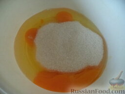 Бисквитный рулет "Простой": Включить духовку.  Яйца разбить в миску. Добавить сахар.