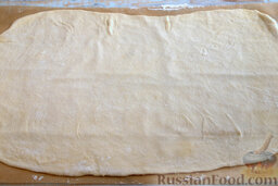 Пахлава с безе: С помощью кухонной скалки растягиваем тесто в тонкий пласт. Стараемся раскатать как можно тоньше.