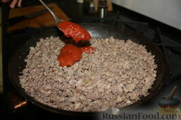 Соус болоньезе: Добавить томатную пасту.