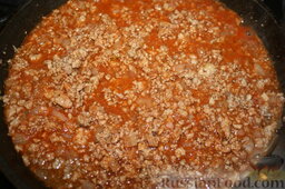 Соус болоньезе: Добавить базилик, орегано, гранулированный чеснок и  пол чайной ложки соли.