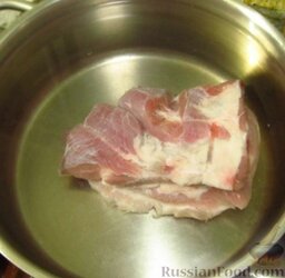 Классический гороховый суп на свиных ребрышках: Свежие свиные ребрышки положите в кастрюлю объемом 2,5 л. Залейте примерно 2 л холодной воды, доведите до кипения, соберите накипть, уменьшите огонь и варите под крышкой примерно 1 час.