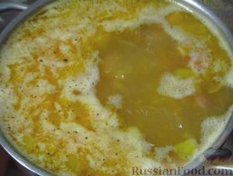 Классический гороховый суп на свиных ребрышках: В кастрюлю с бульоном высыпьте горох, варите минут 20-30.